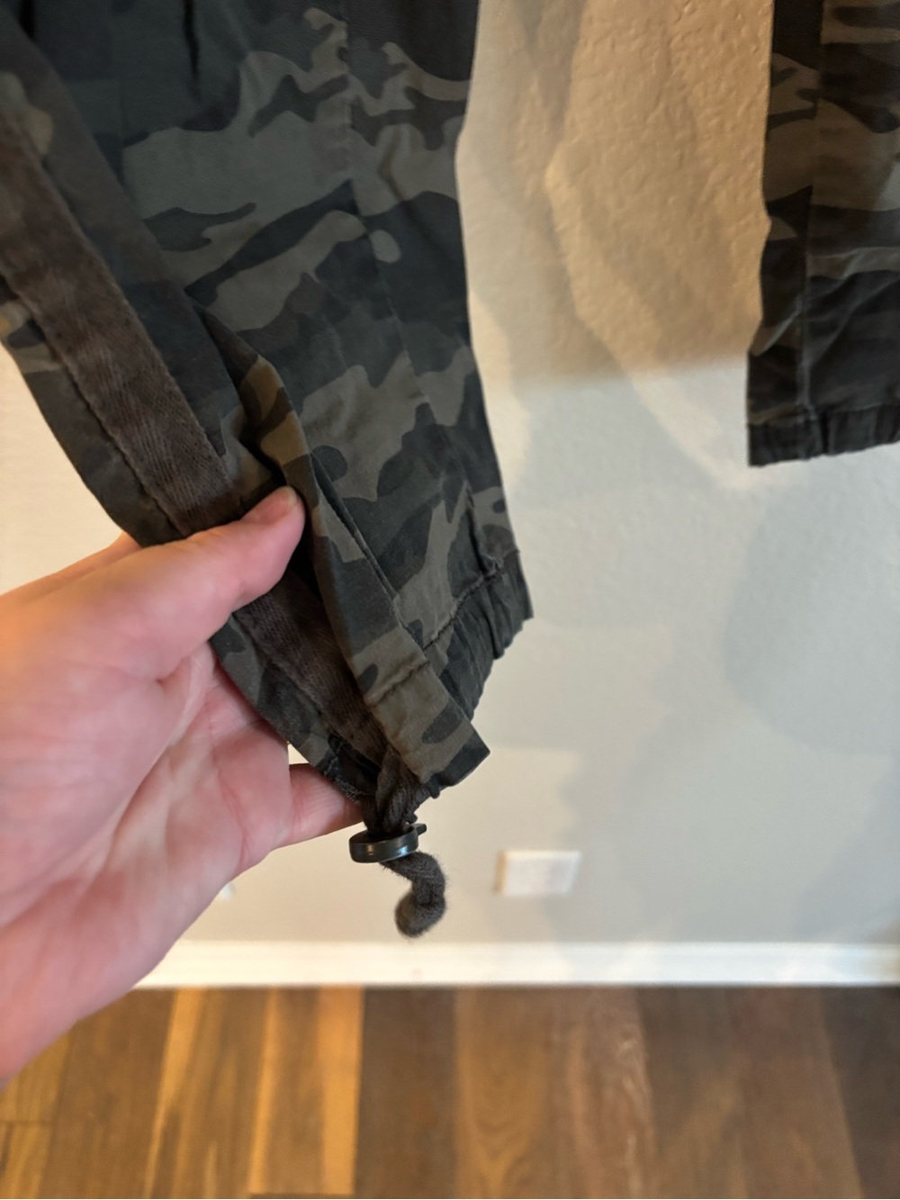 Social Standard by Sanctuary Cropped Cargo Pants in Olive Camo Print XL - Picture 5 of 7